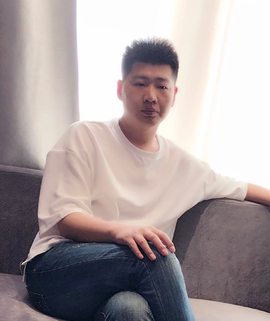 一个人的葬礼导演照片