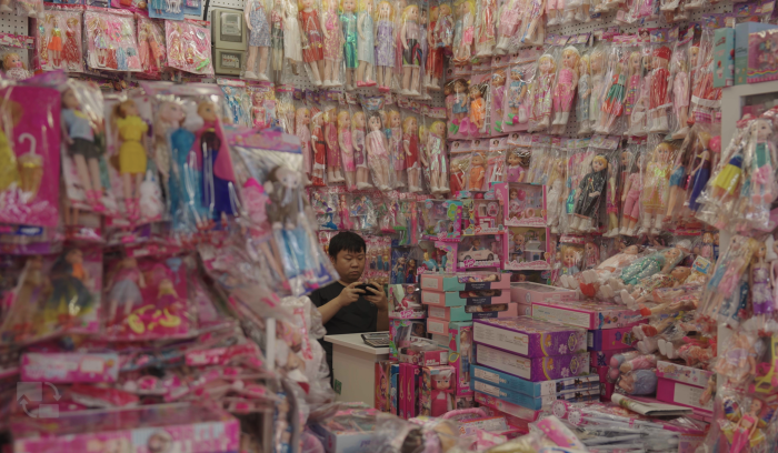 再见，义乌_剧照_芭比娃娃
